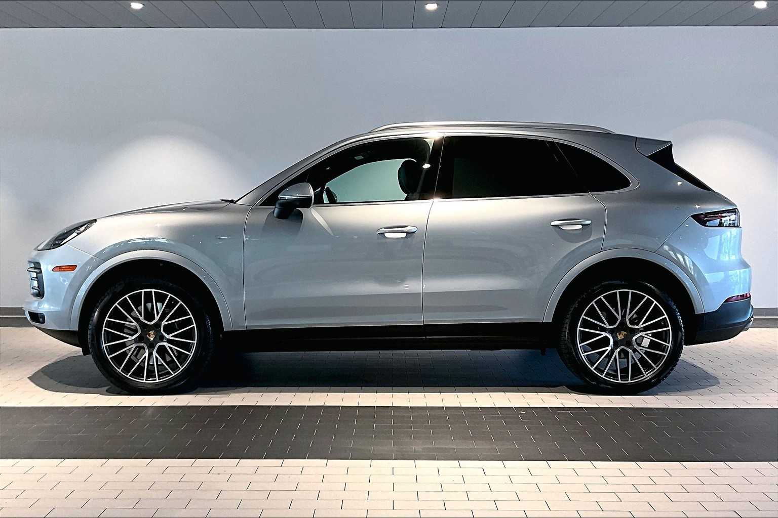 2023 Porsche Cayenne Platinum Edition photo 2