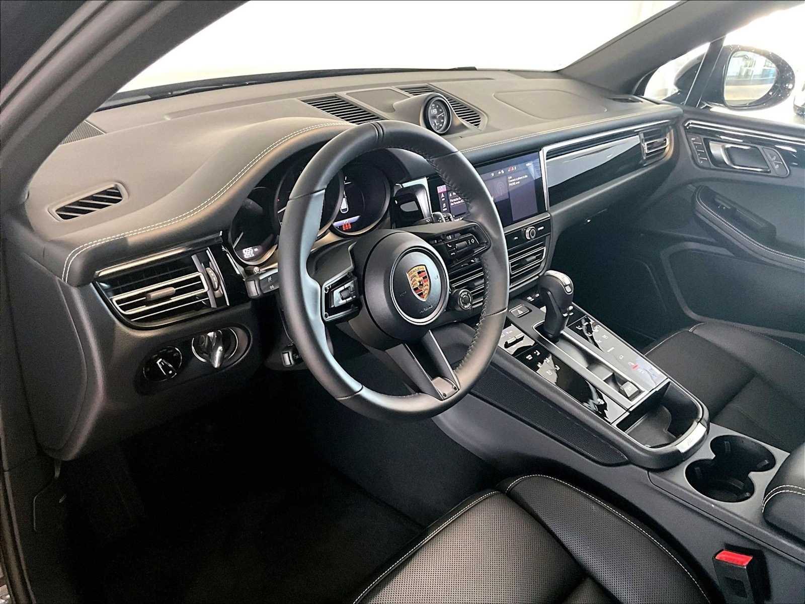 2026 Porsche Macan T photo 4