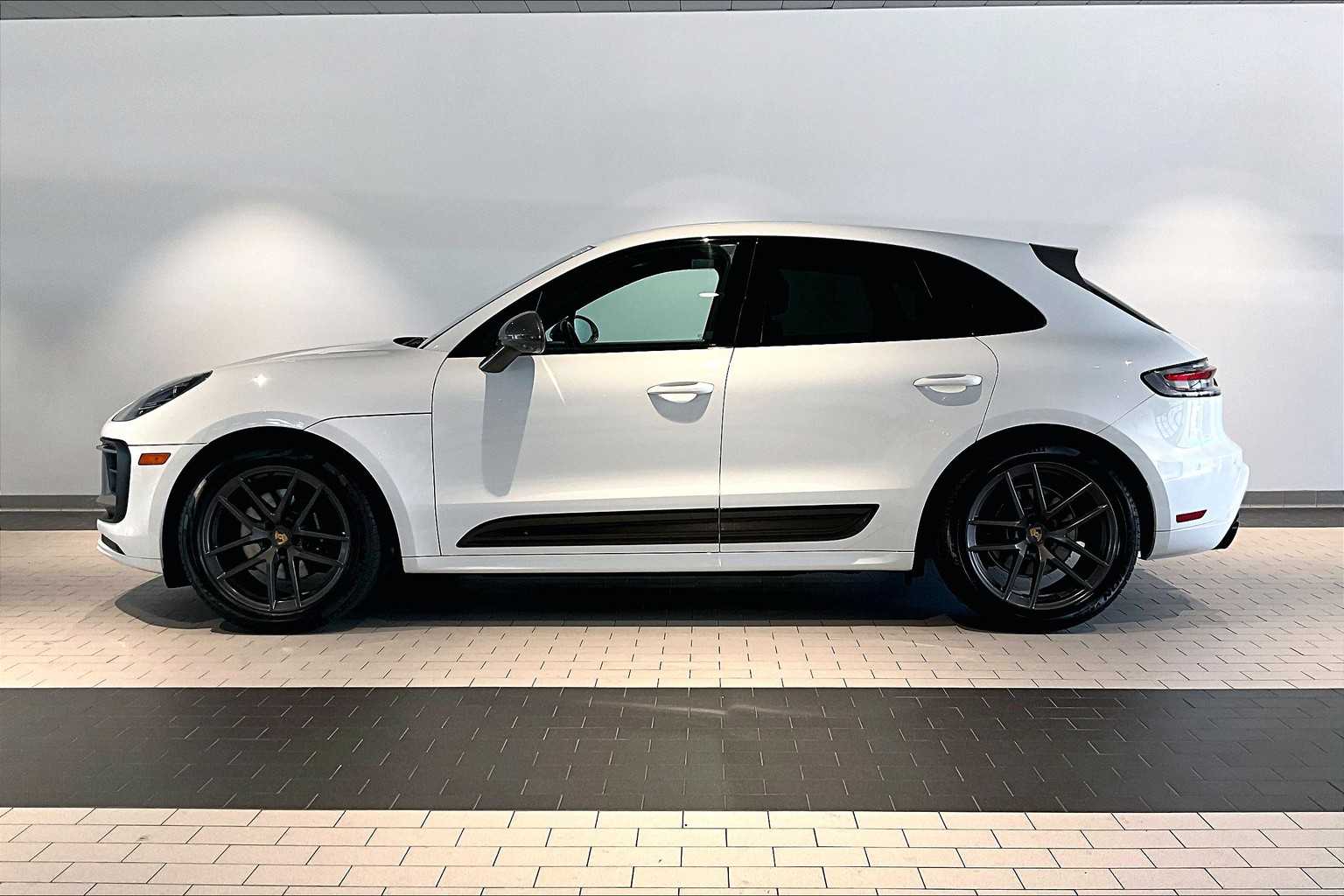 2023 Porsche Macan T photo 2