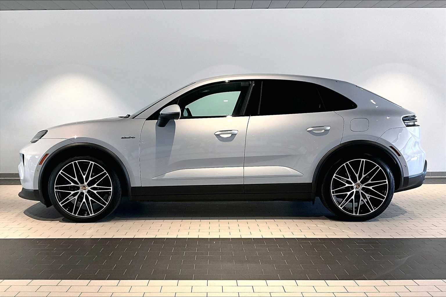 2024 Porsche Macan Electric 4 photo 2