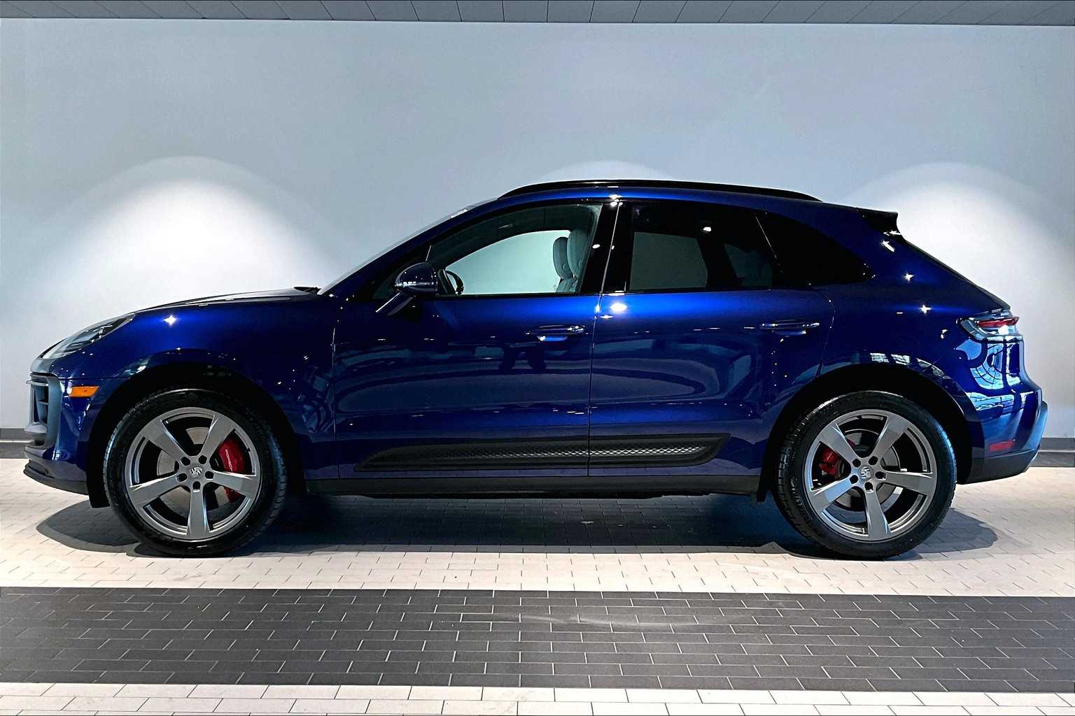 2024 Porsche Macan S photo 2