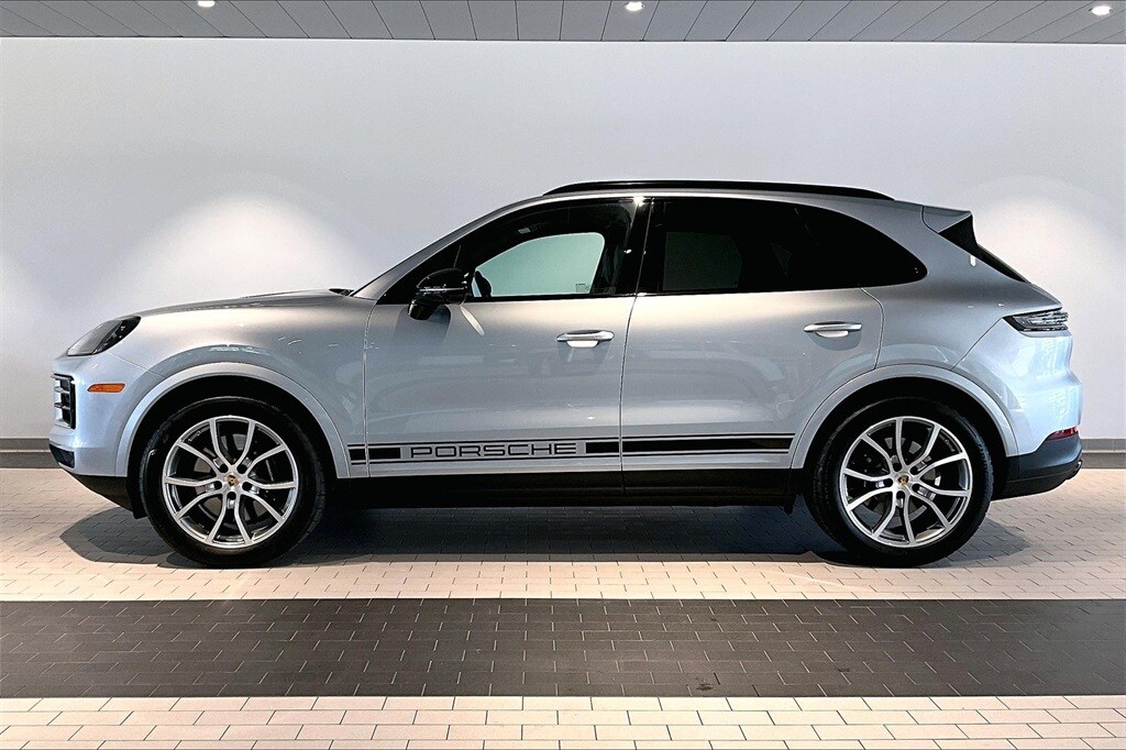 2024 Porsche Cayenne photo 2
