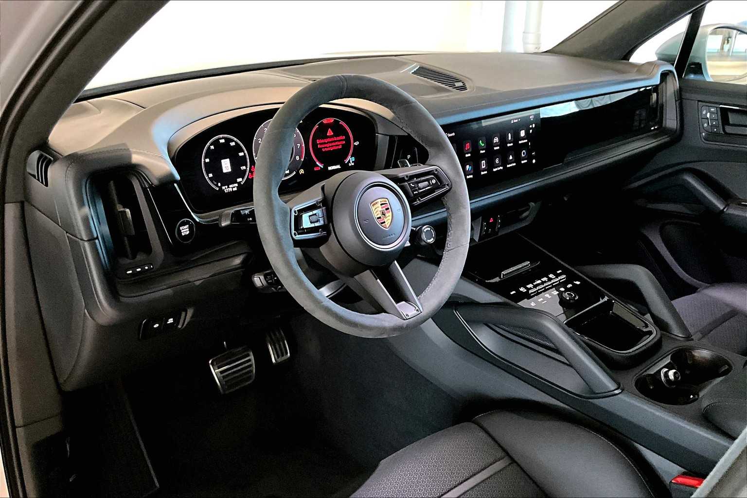 2025 Porsche Cayenne GTS photo 4