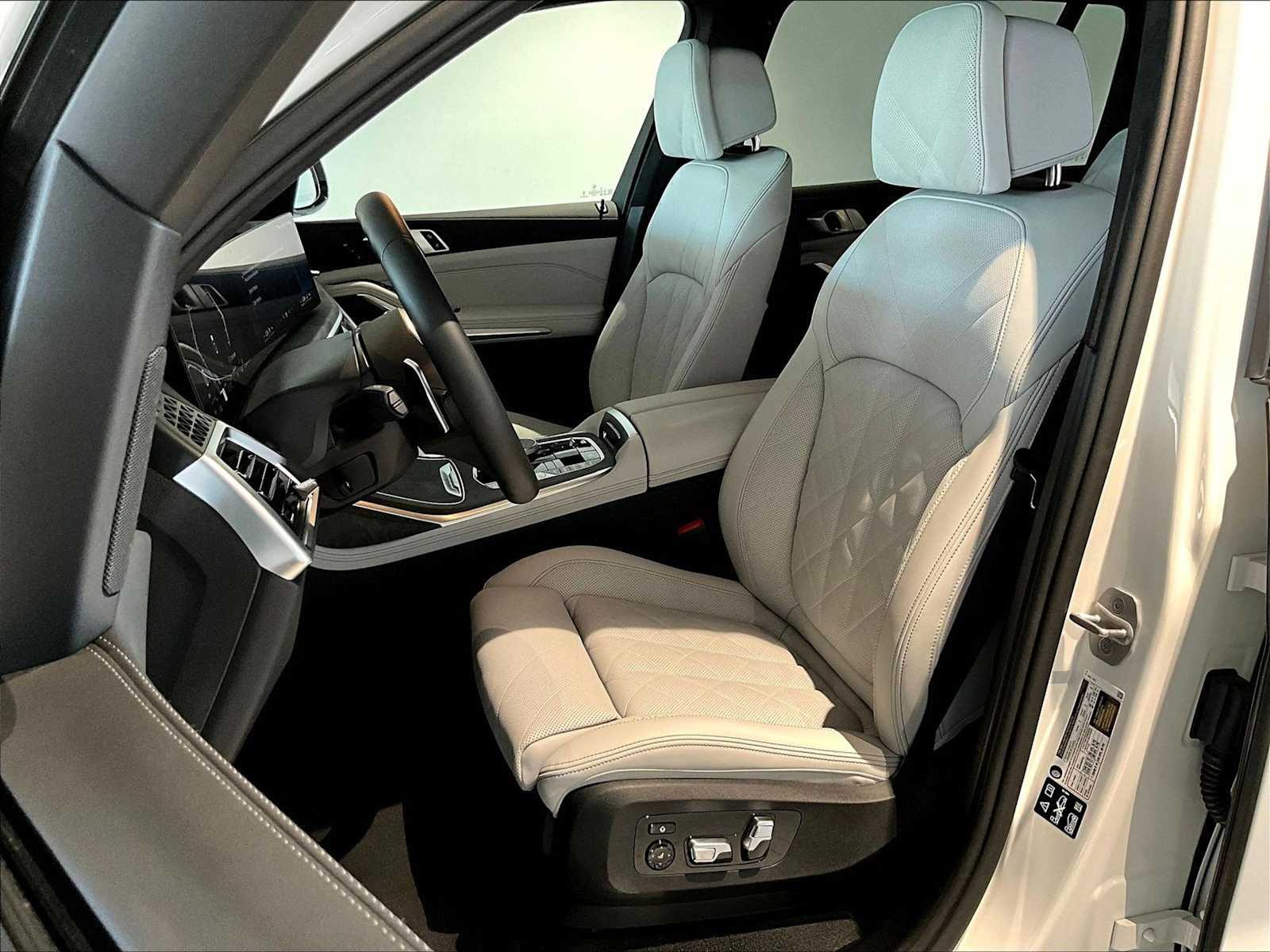 2025 BMW X7 xDrive40i xDrive40i Sports Activity Vehicle photo 4