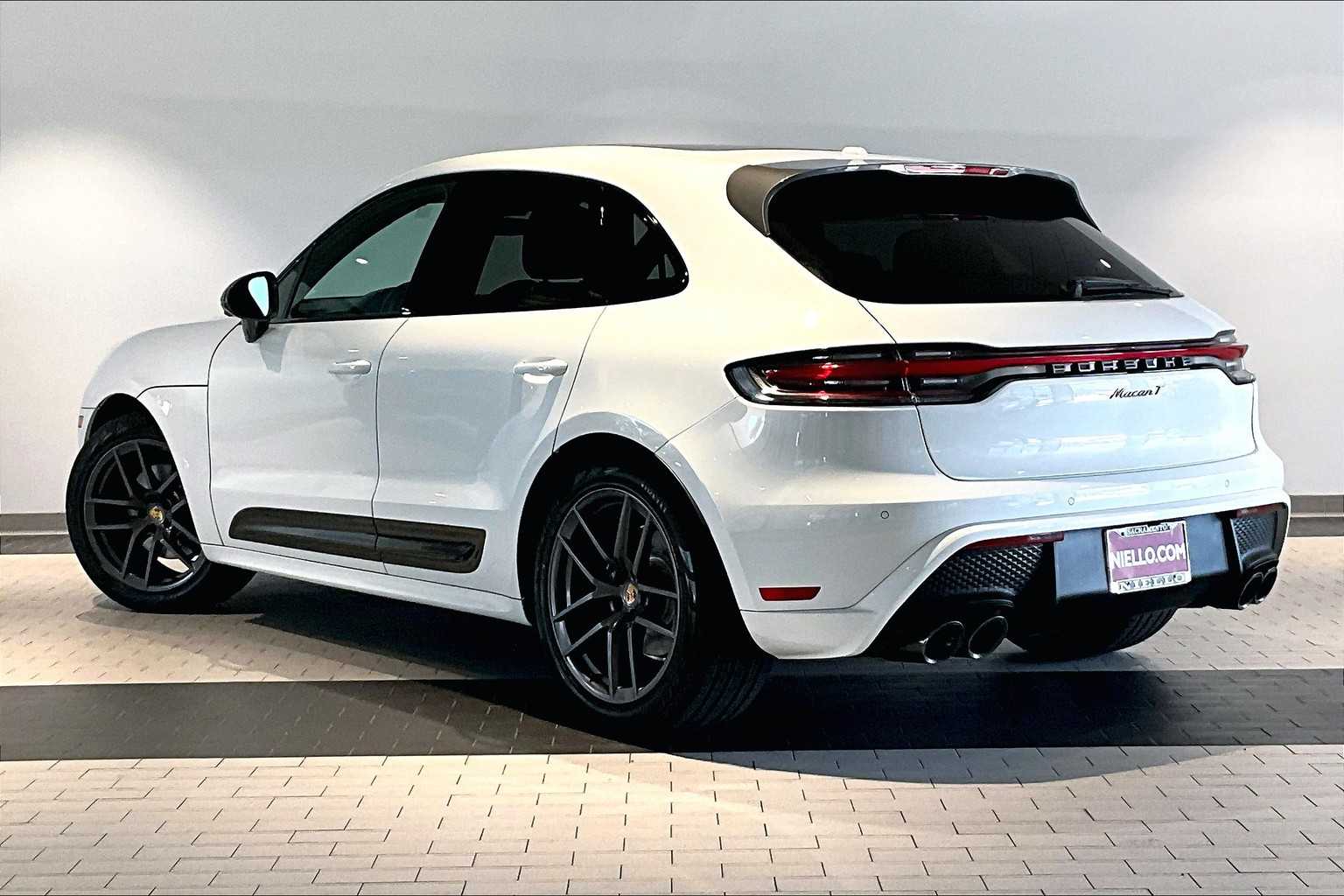 2023 Porsche Macan T photo 3