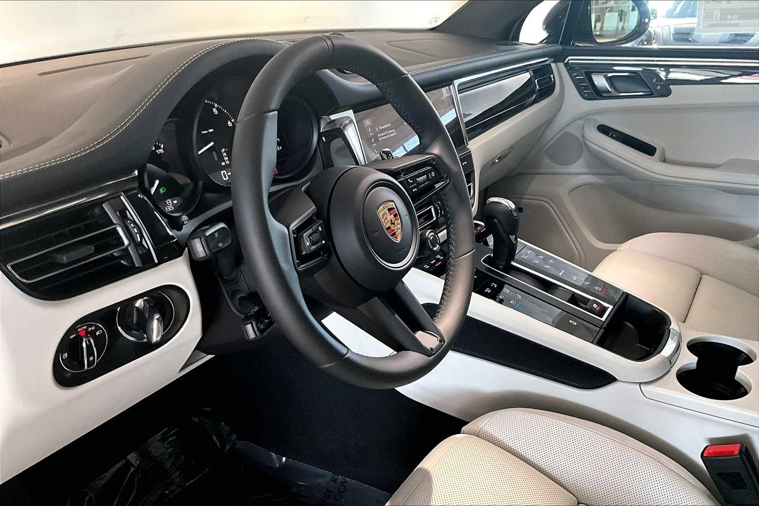 2025 Porsche Macan T photo 4