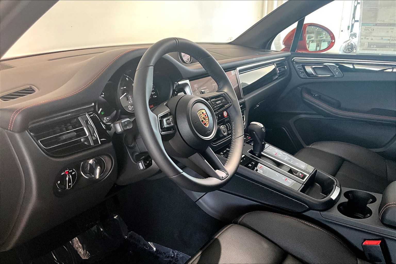 2025 Porsche Macan S photo 4