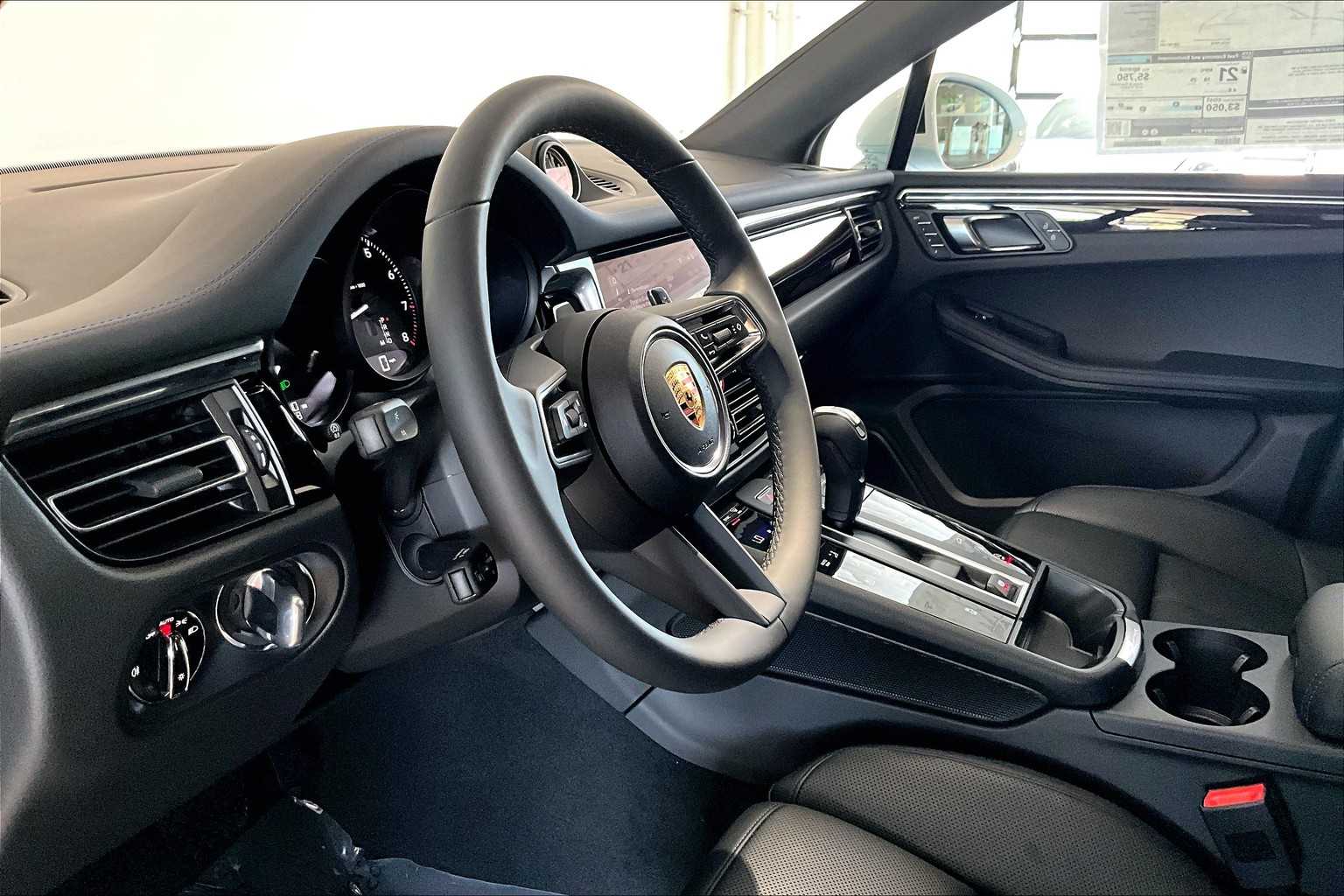 2025 Porsche Macan T photo 4