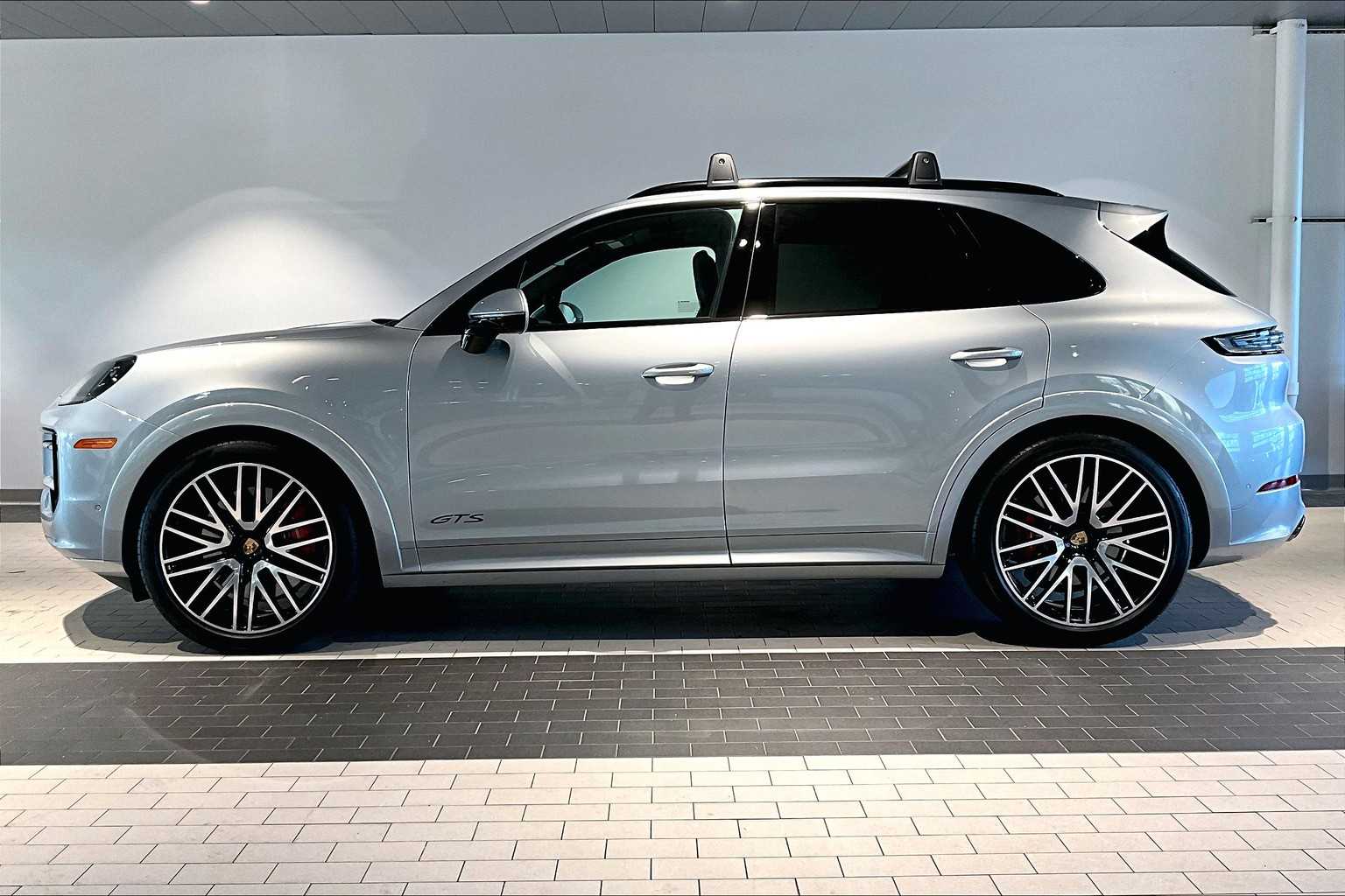 2025 Porsche Cayenne GTS photo 2