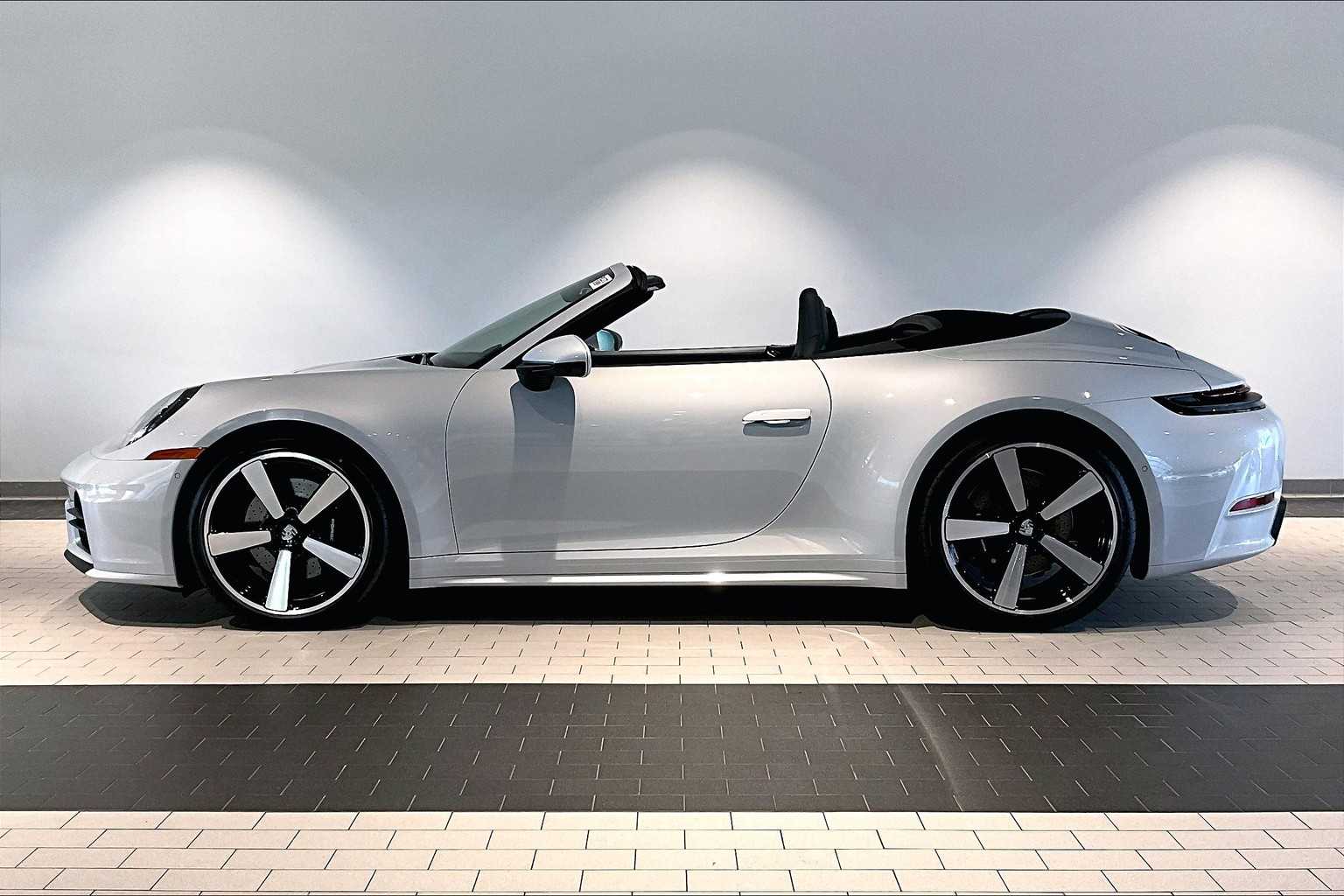 2025 Porsche 911 Cabriolet photo 2
