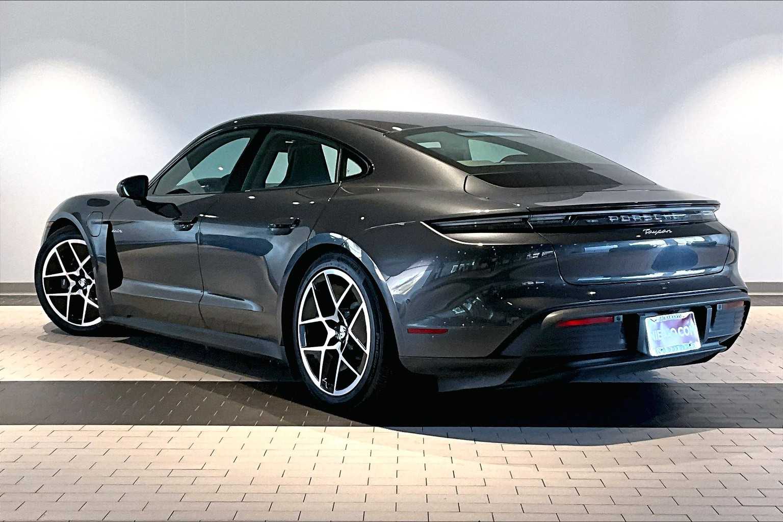 2025 Porsche Taycan photo 3