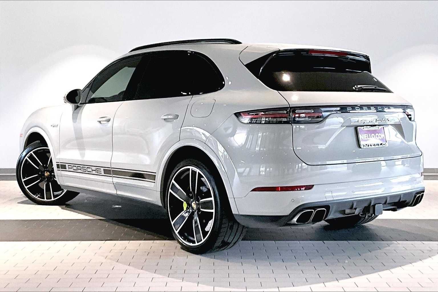 2023 Porsche Cayenne Turbo S E-Hybrid photo 3