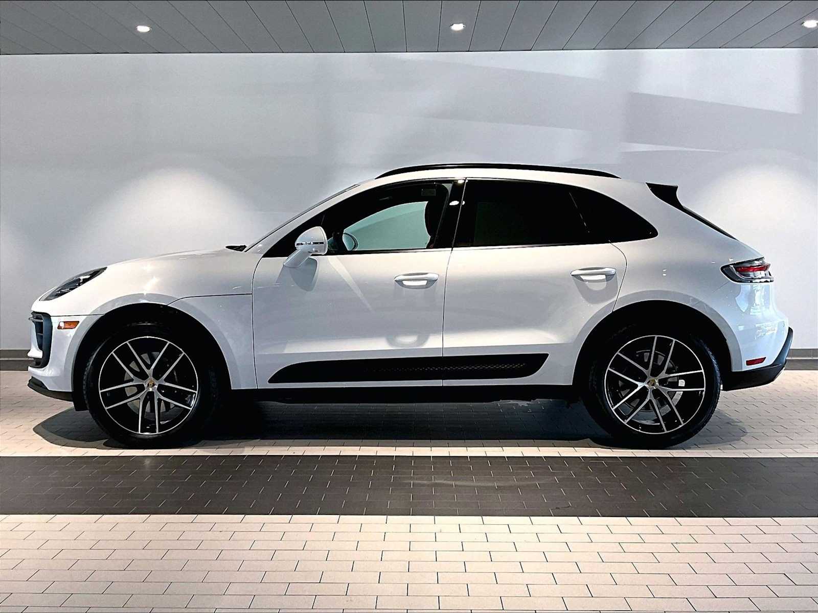 2025 Porsche Macan photo 2