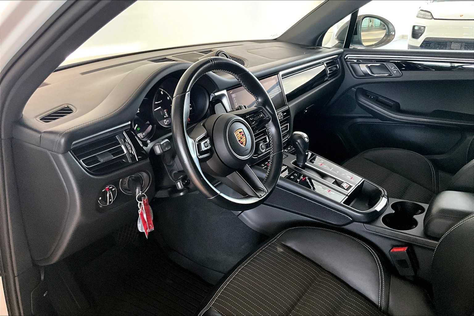2023 Porsche Macan T photo 4