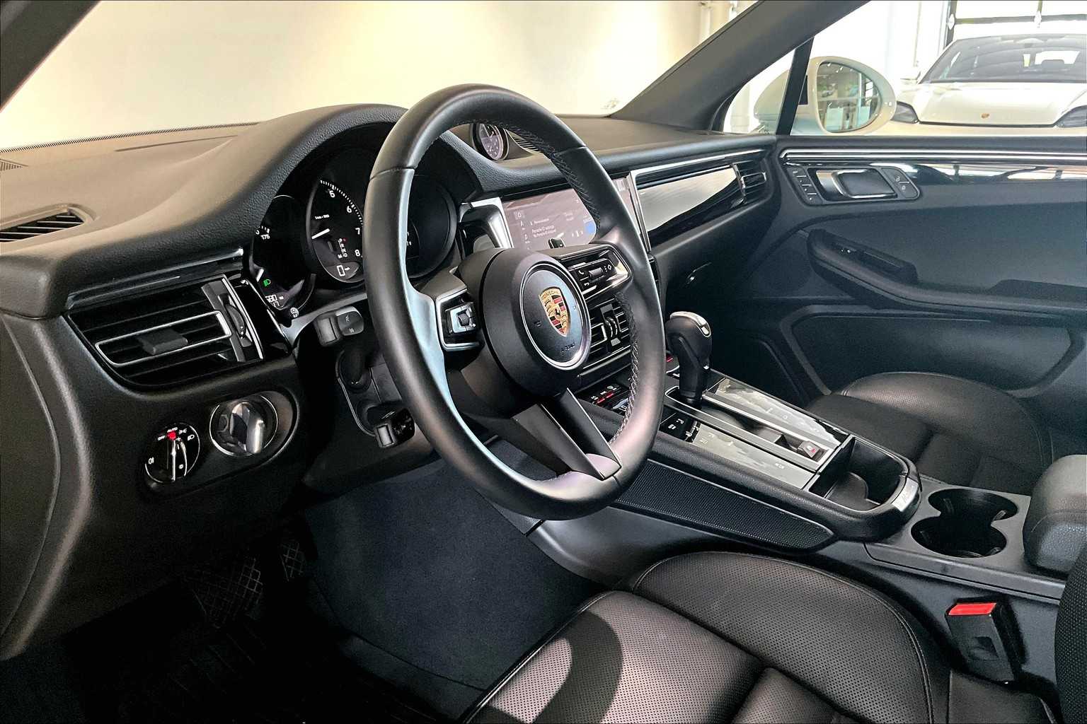 2025 Porsche Macan photo 4