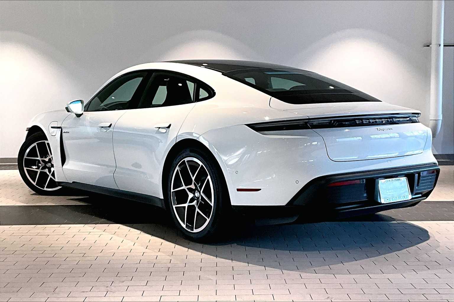2025 Porsche Taycan photo 3