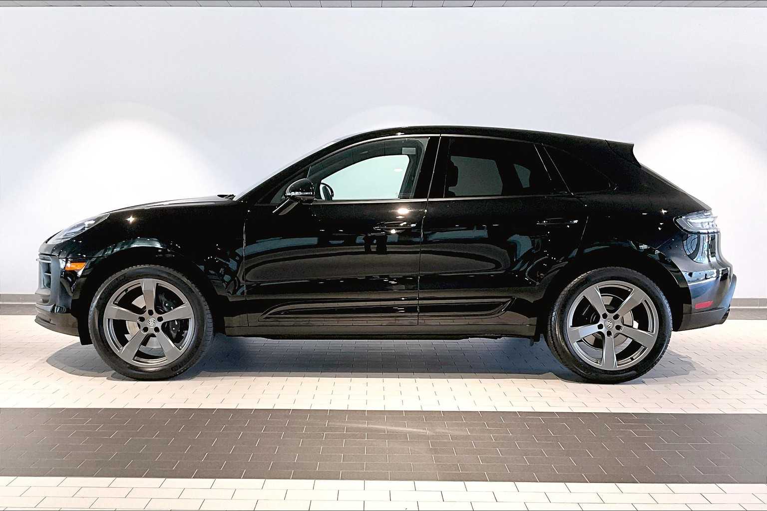 2025 Porsche Macan photo 2