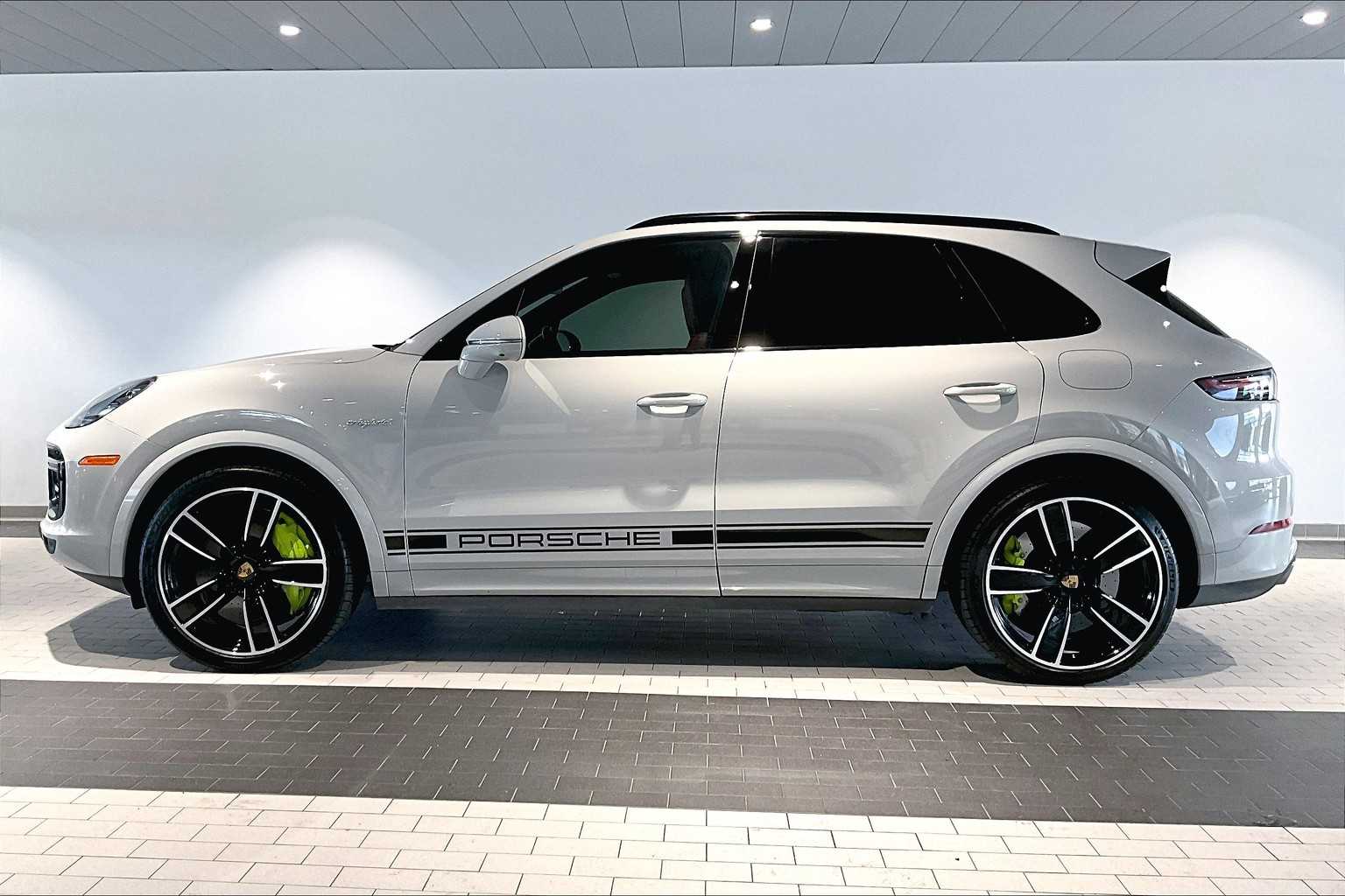 2023 Porsche Cayenne Turbo S E-Hybrid photo 2