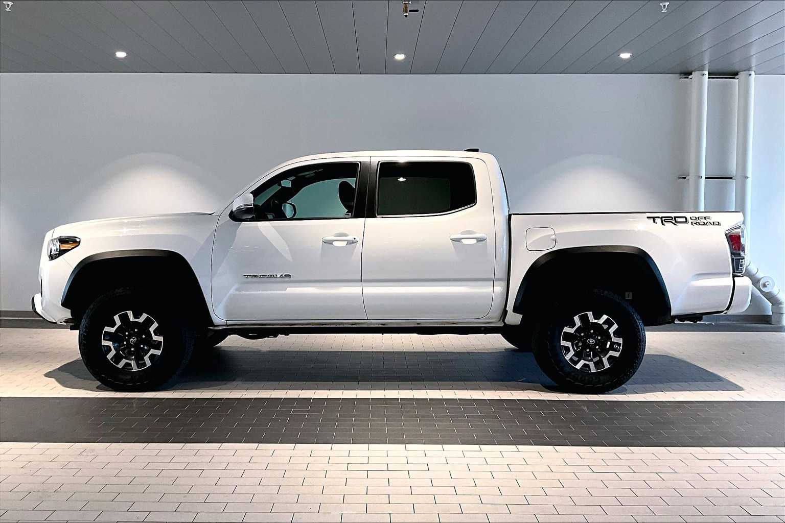 2023 Toyota Tacoma TRD Double Cab V6 photo 2
