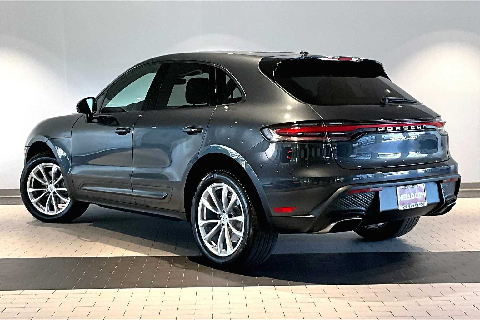 2025 Porsche Macan photo 3