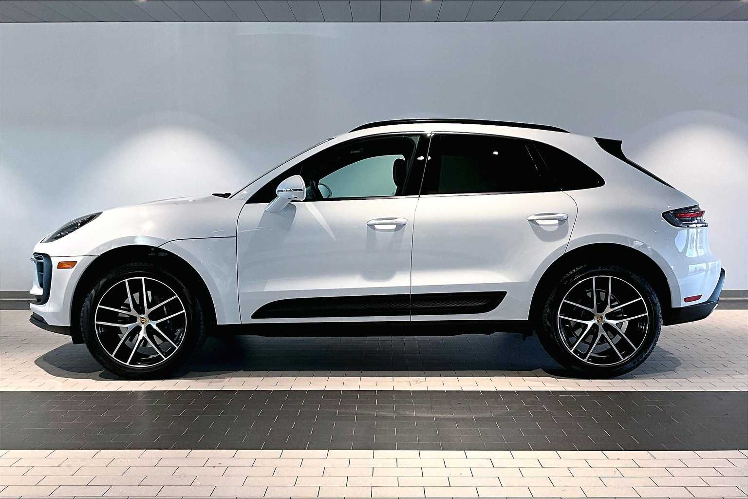 2025 Porsche Macan photo 2