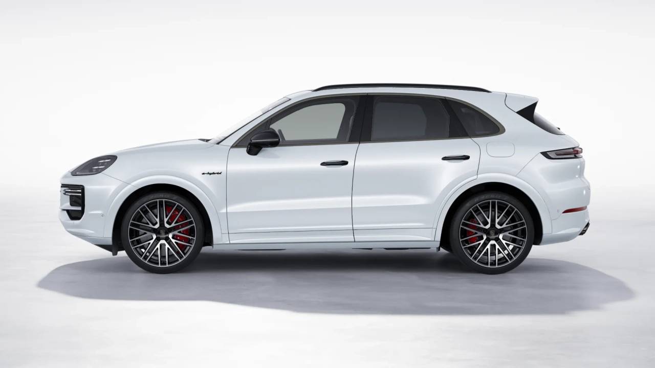 2026 Porsche Cayenne Turbo E-Hybrid photo 2