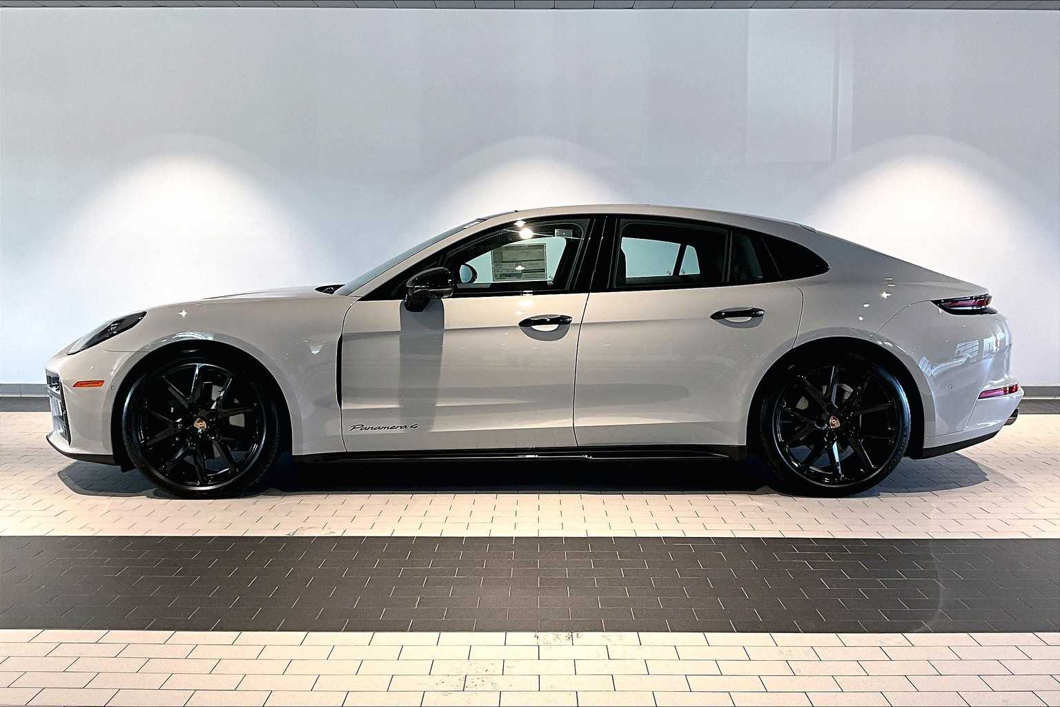 2025 Porsche Panamera 4 photo 2