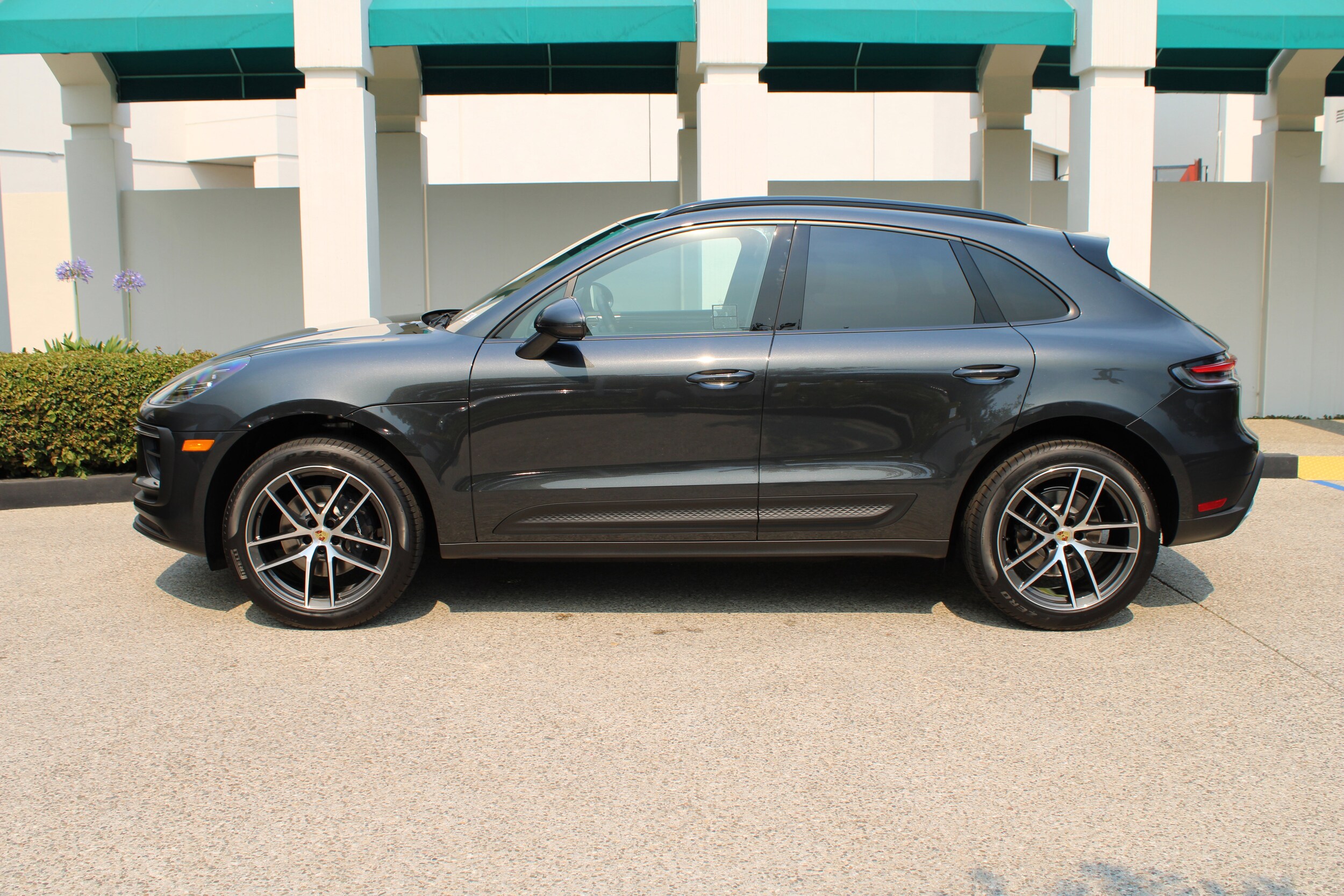 2025 Porsche Macan T photo 2