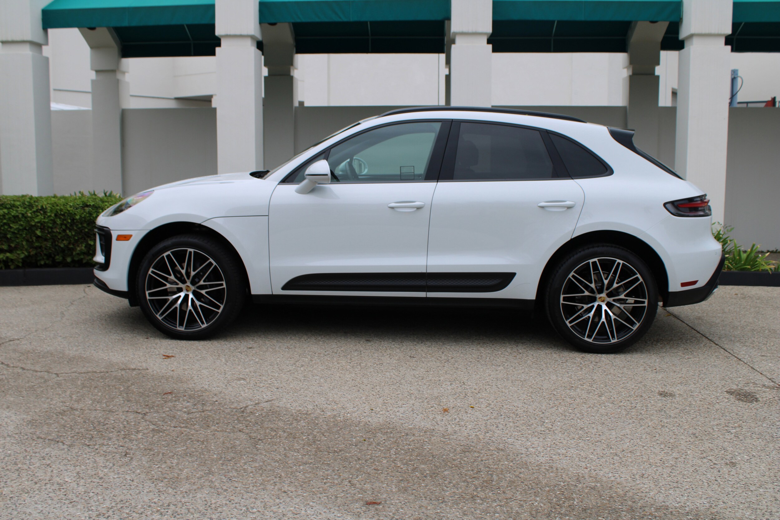 2025 Porsche Macan T photo 2