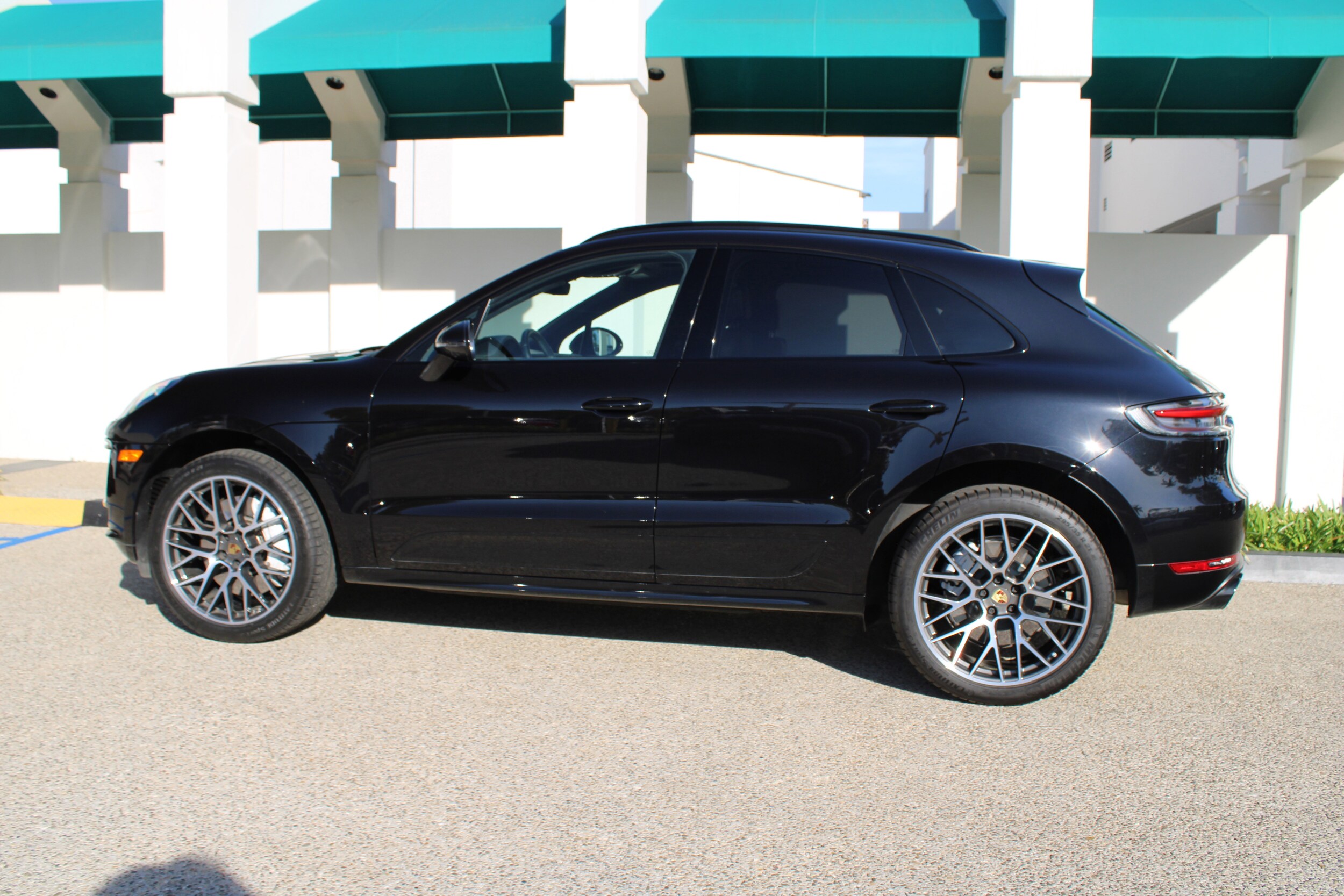 2020 Porsche Macan Turbo photo 2