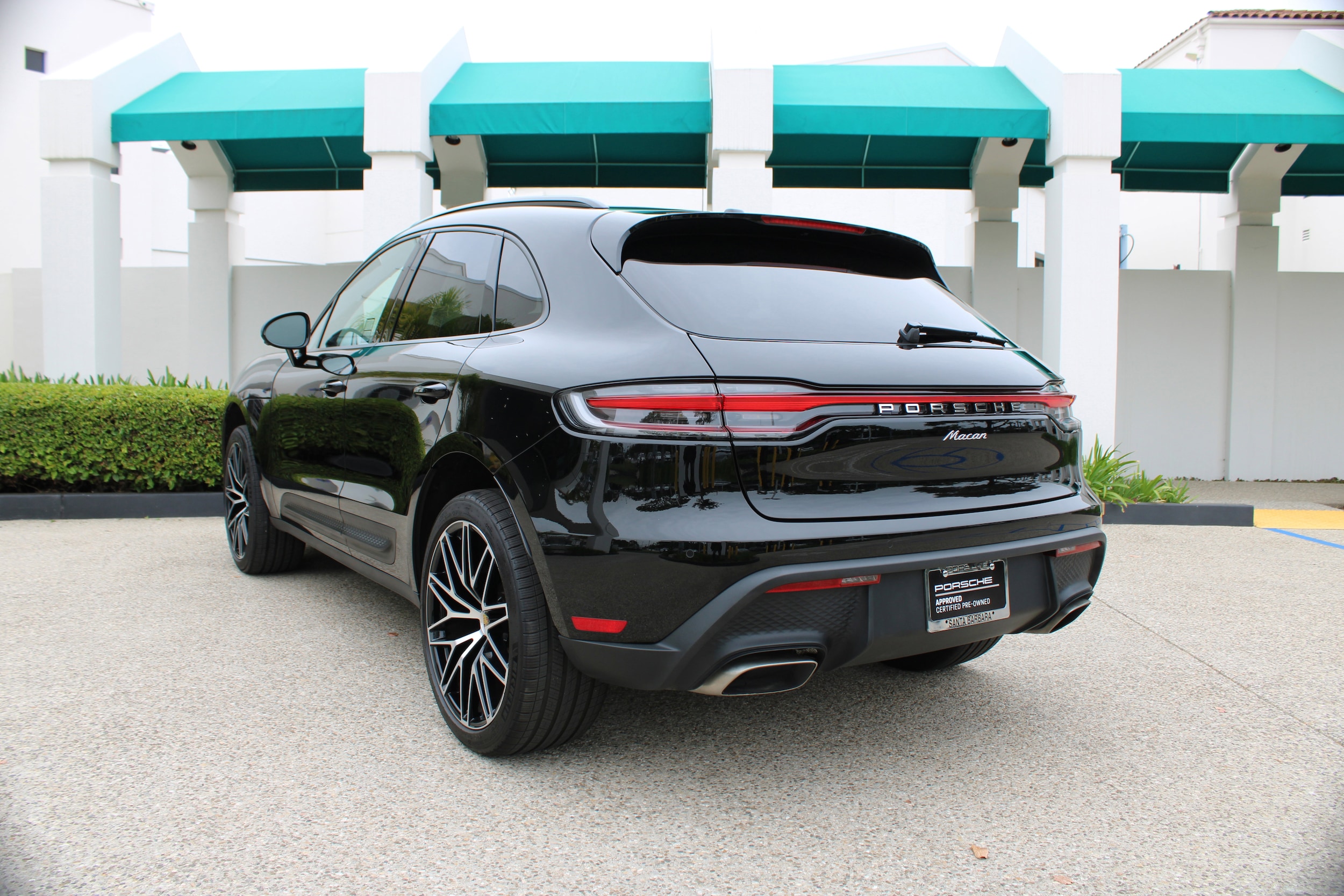 2026 Porsche Macan photo 2