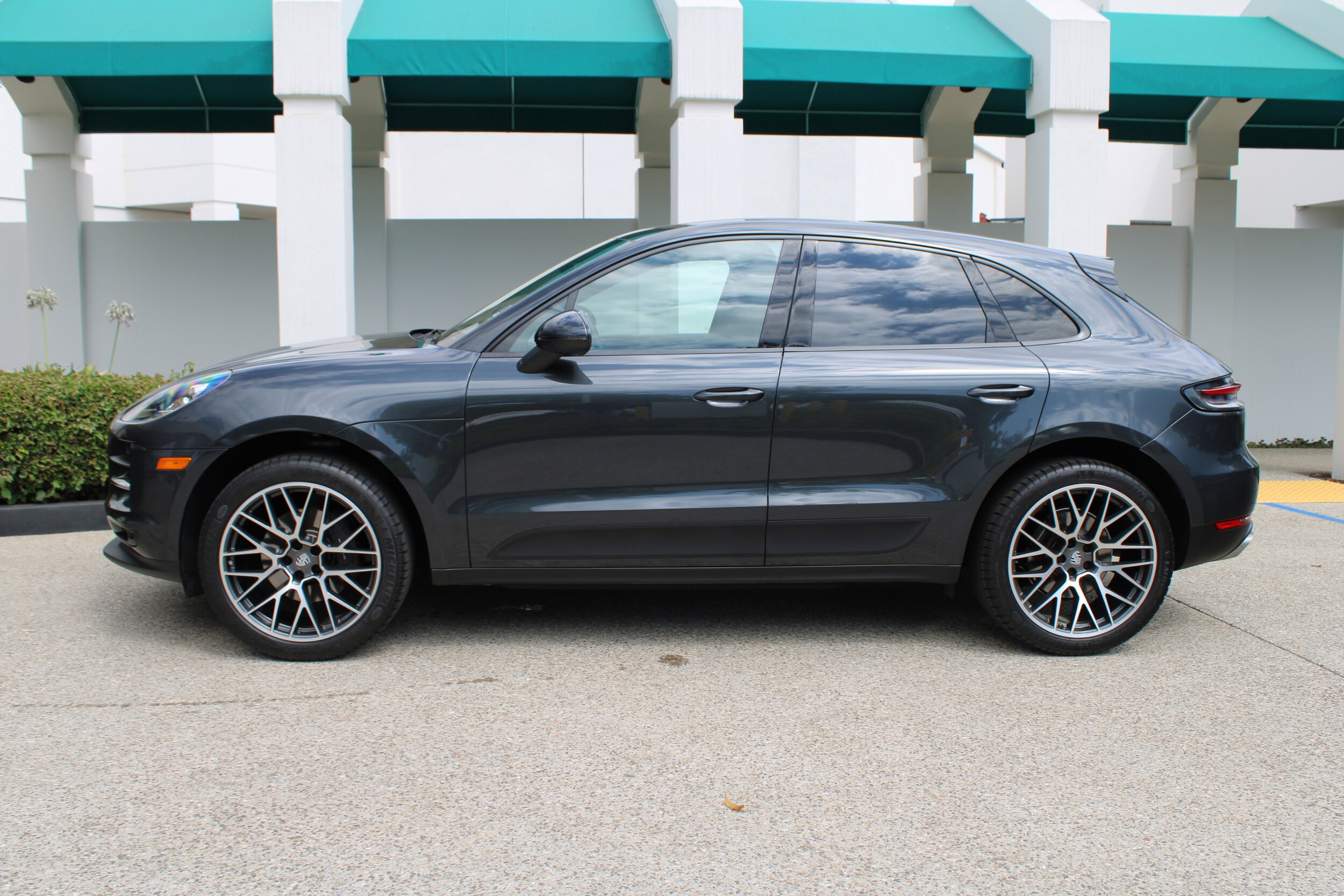 2020 Porsche Macan Base photo 2
