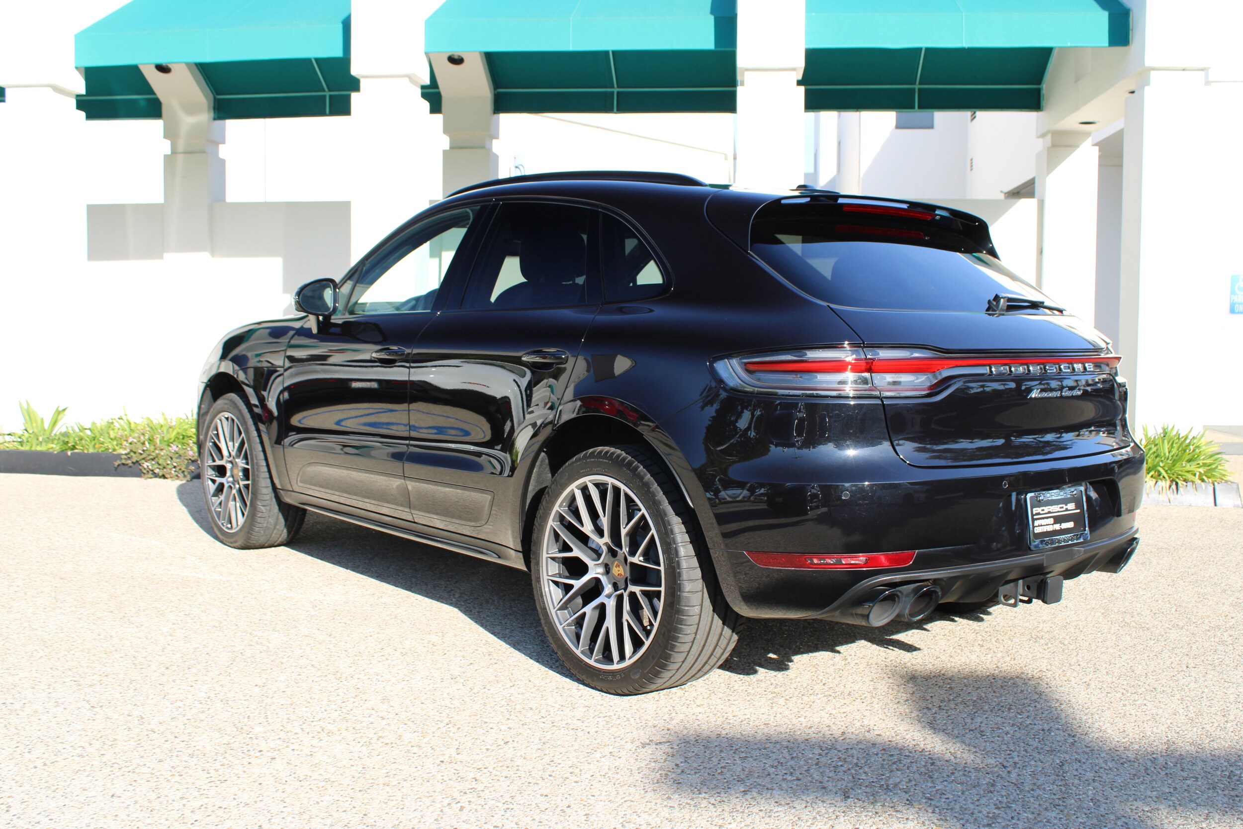 2020 Porsche Macan Turbo photo 3