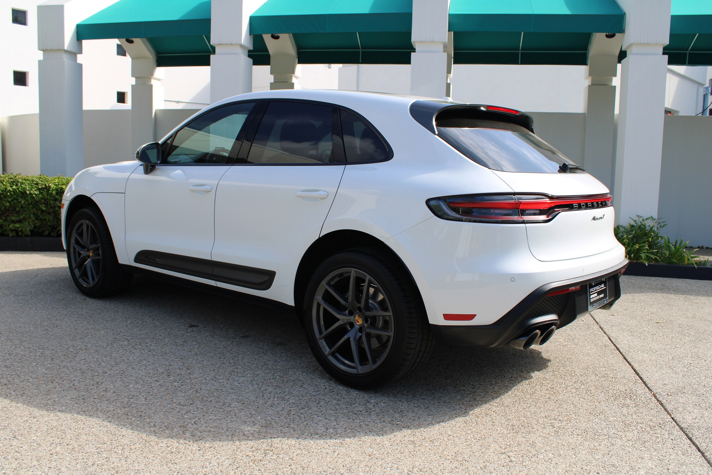 2025 Porsche Macan T photo 2