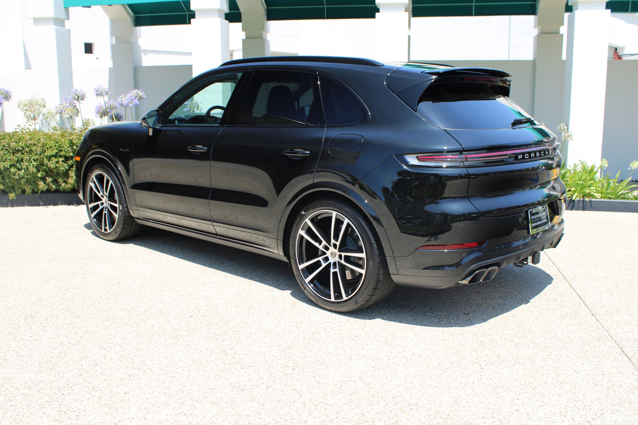 2025 Porsche Cayenne E-Hybrid Turbo photo 3
