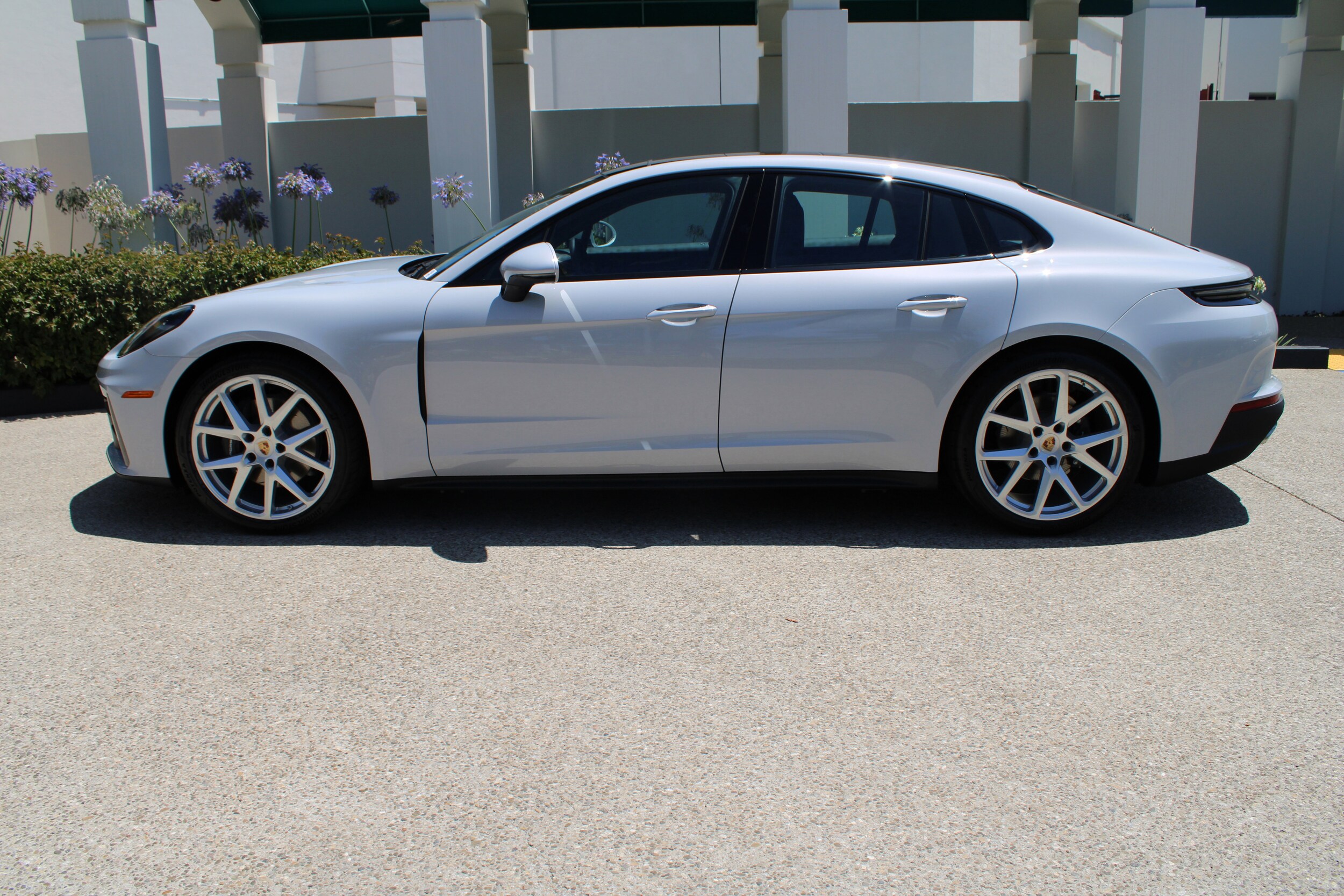 2025 Porsche Panamera 4 photo 2