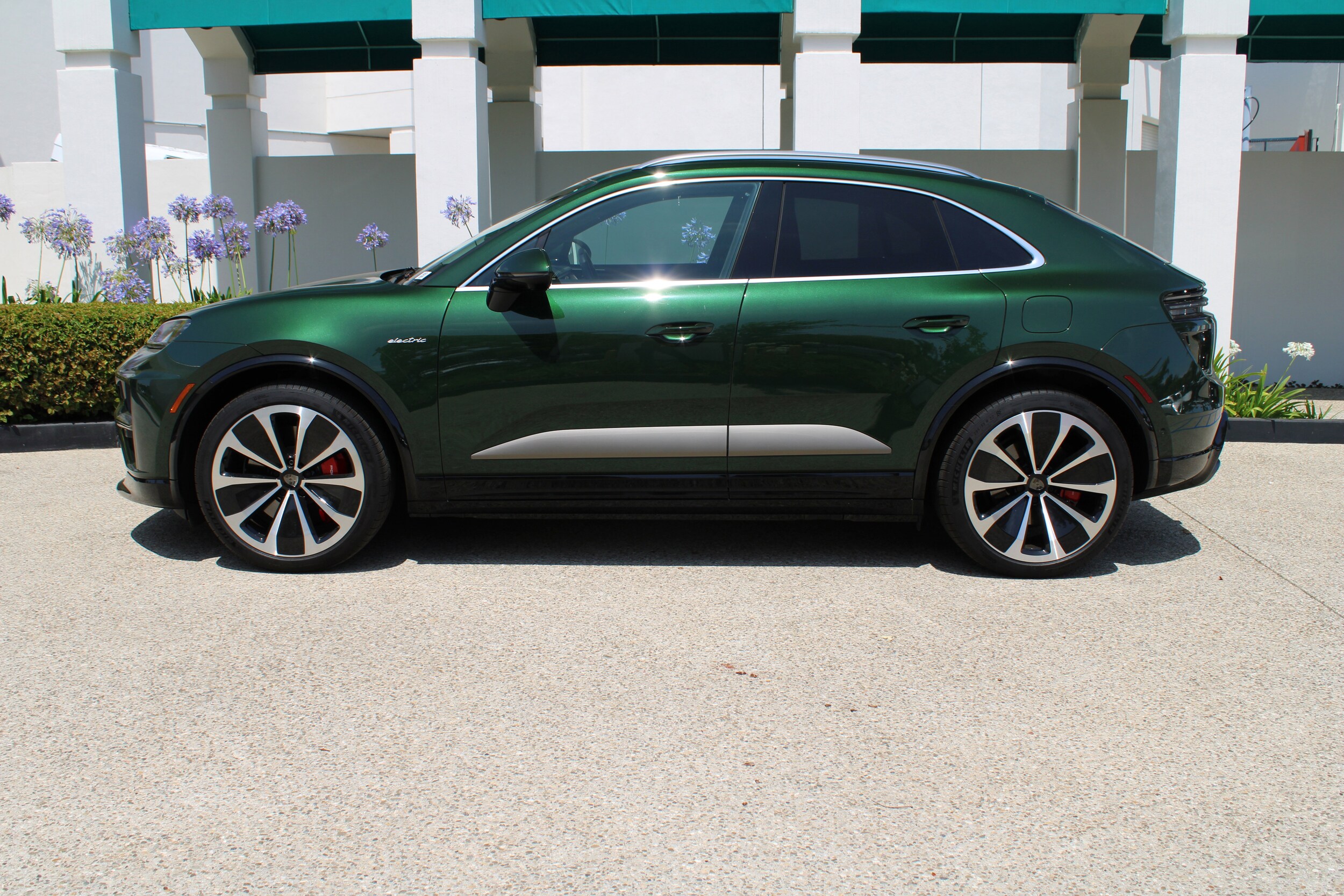 2024 Porsche Macan Electric Turbo photo 2