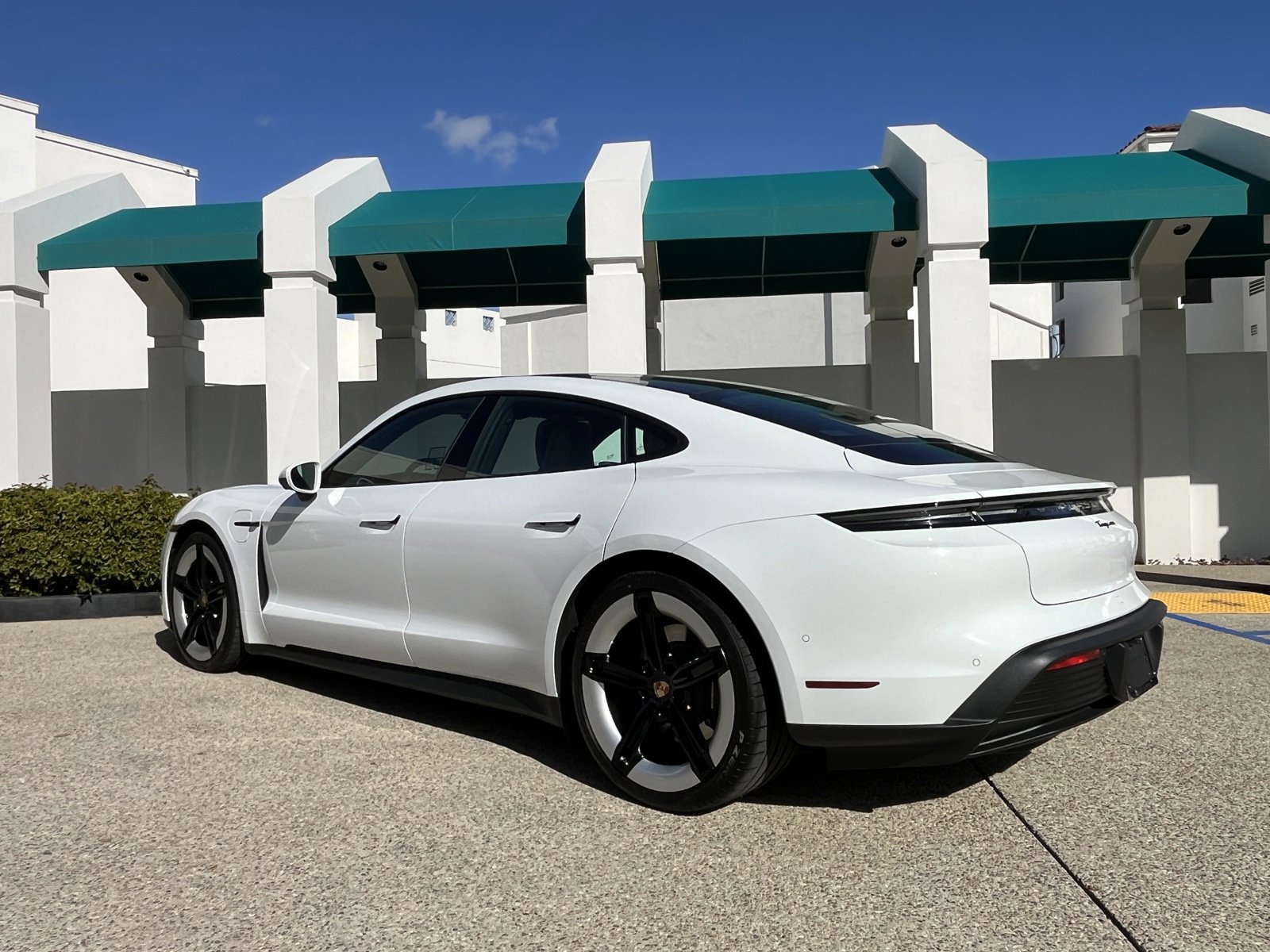 2025 Porsche Taycan photo 3