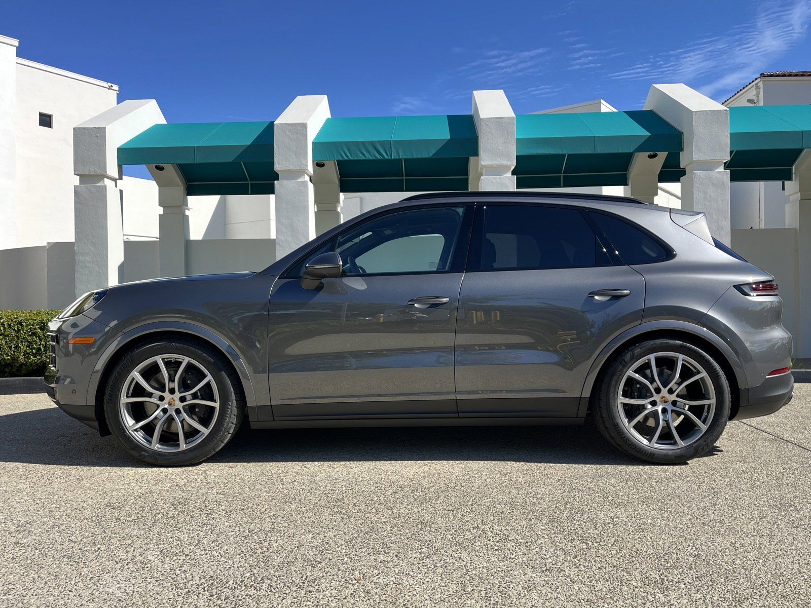 2025 Porsche Cayenne photo 2