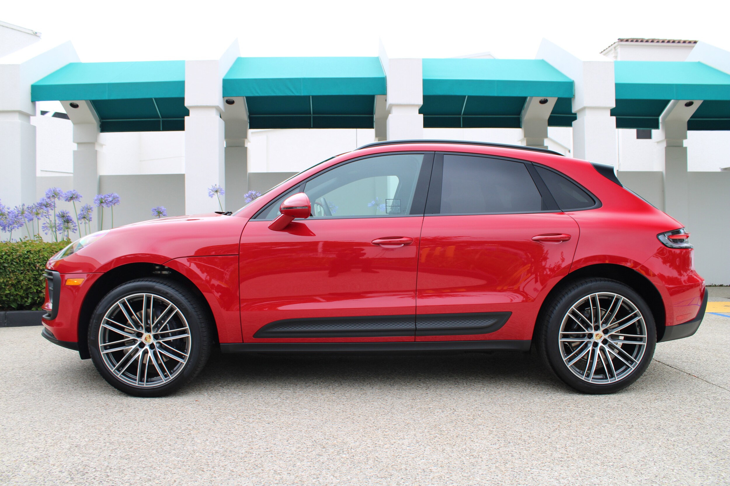 2025 Porsche Macan T photo 2