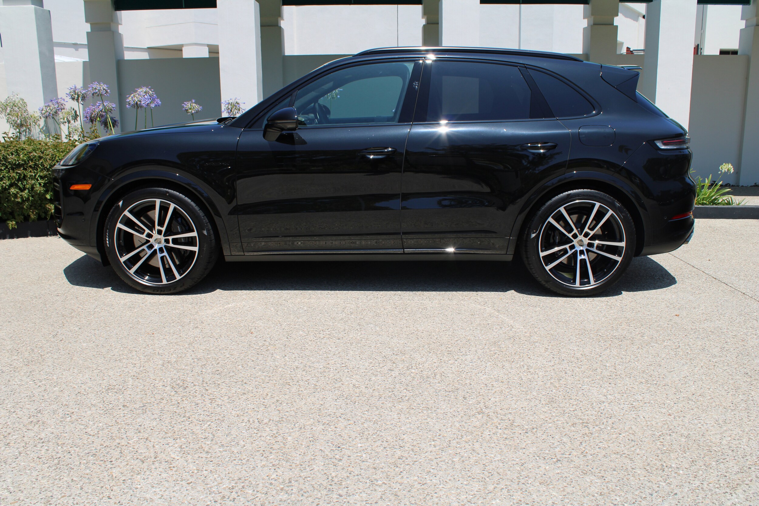 2025 Porsche Cayenne E-Hybrid Turbo photo 2