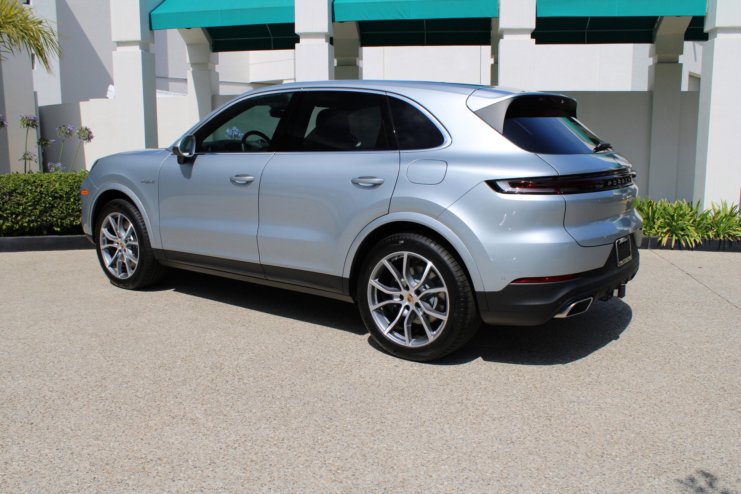 2025 Porsche Cayenne E-Hybrid photo 3