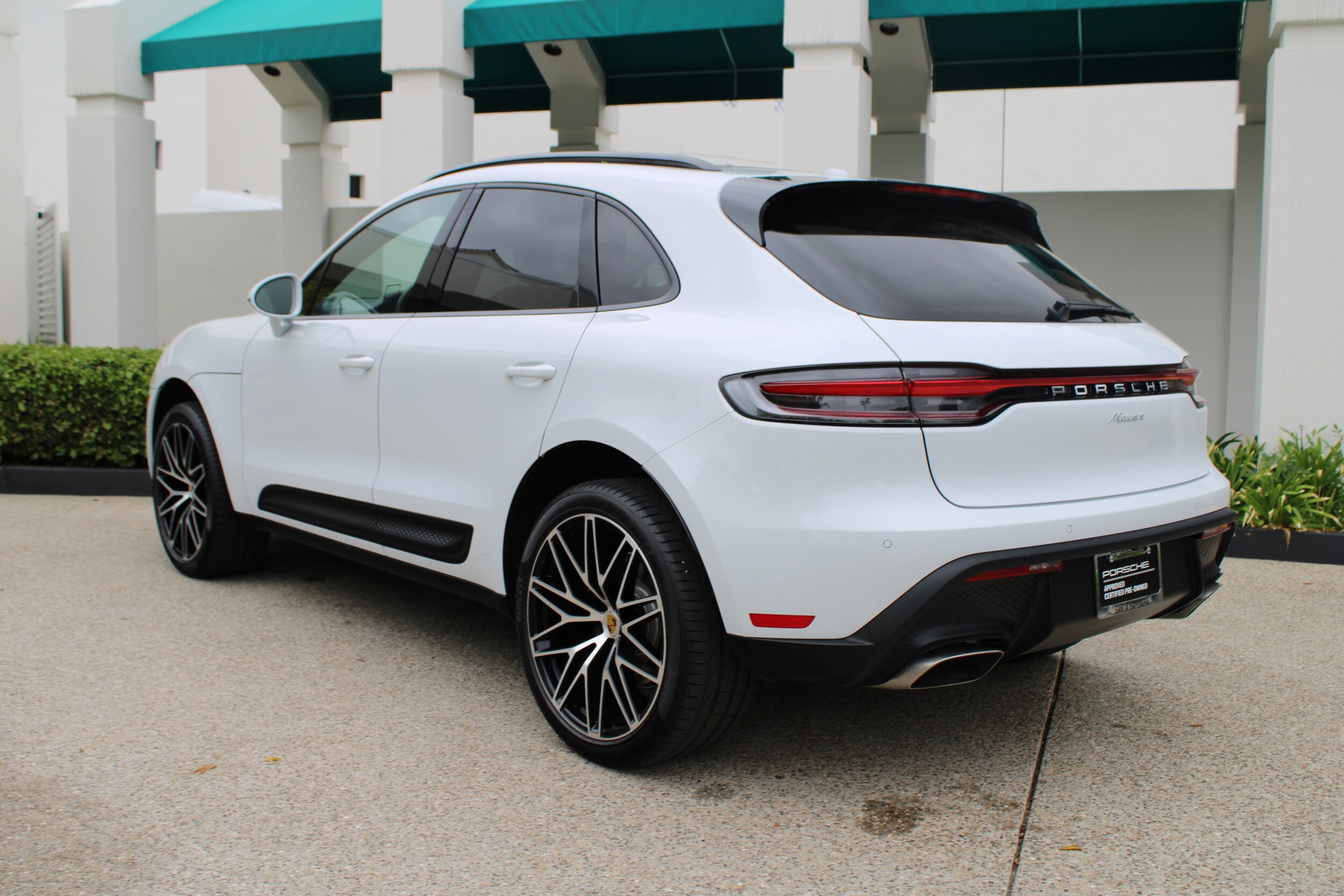 2025 Porsche Macan T photo 3