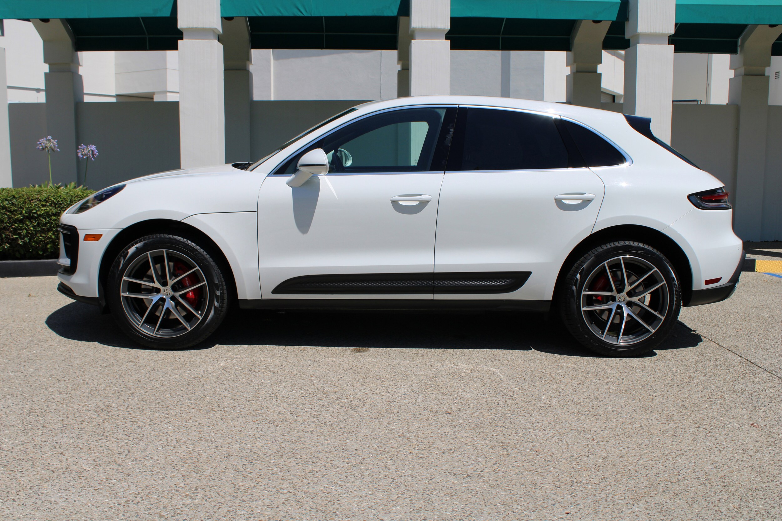 2024 Porsche Macan S photo 2