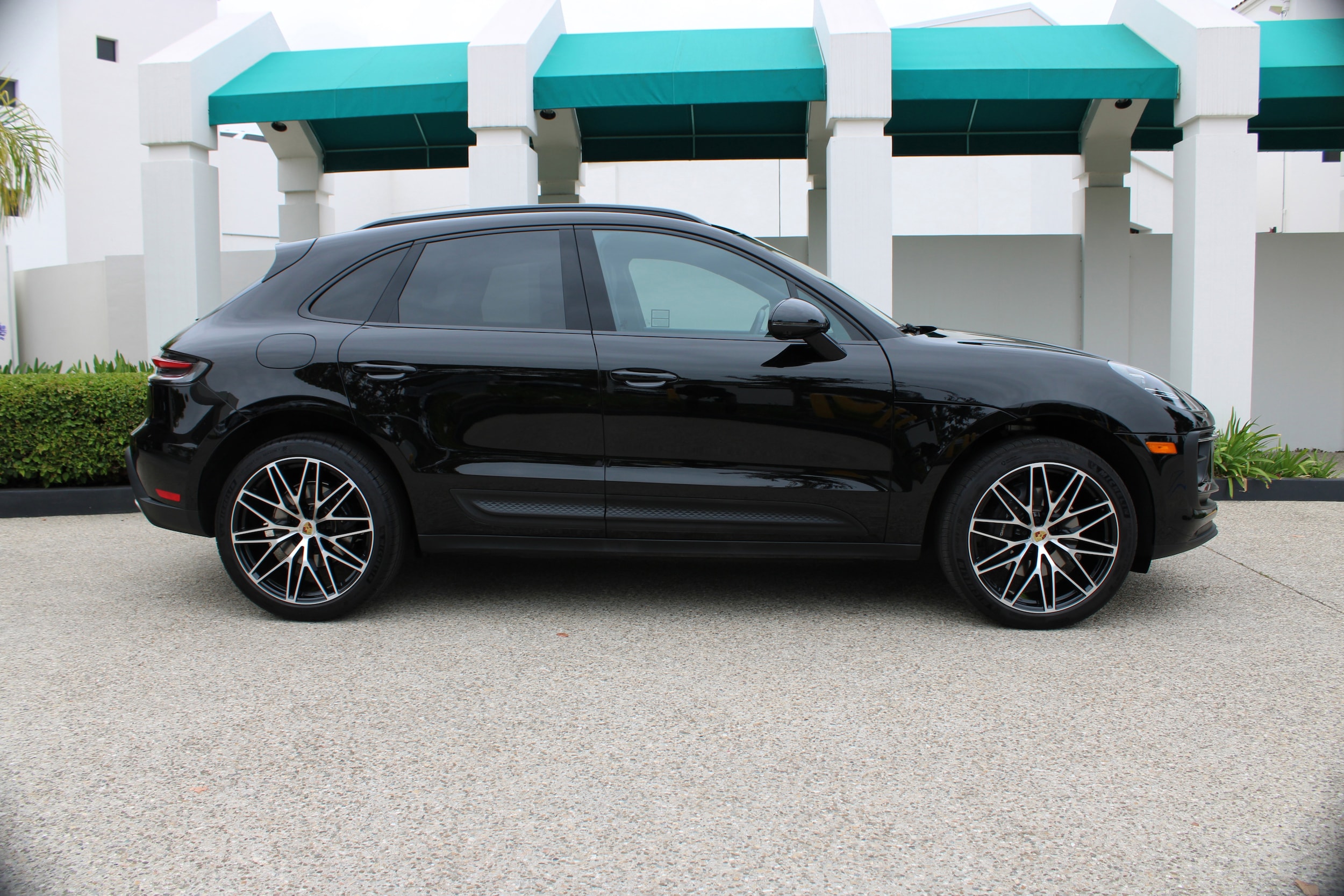 2026 Porsche Macan photo 3