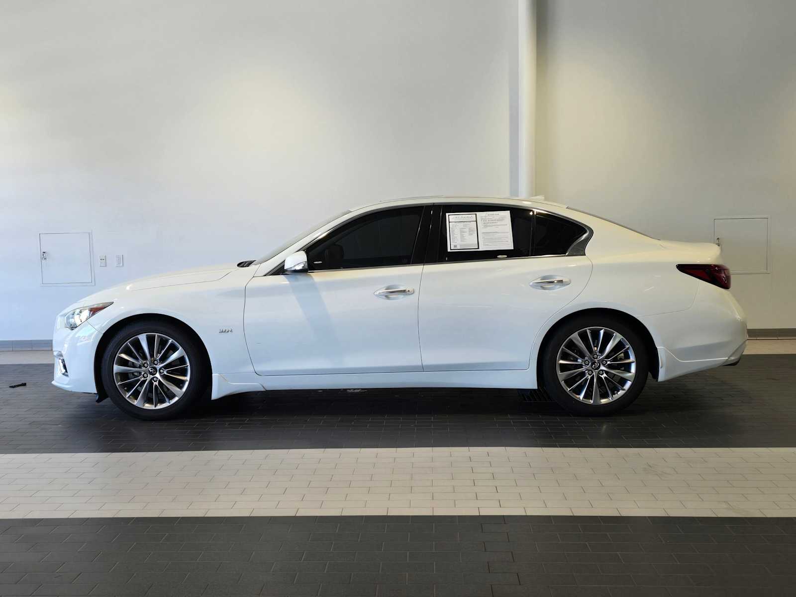 2018 Infiniti Q50 3.0t LUXE photo 2