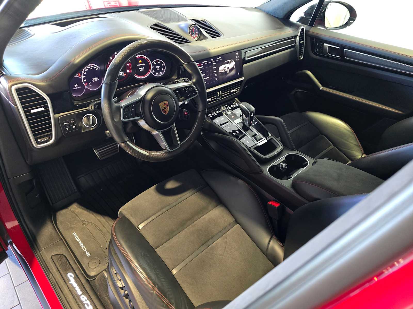 2023 Porsche Cayenne GTS photo 4