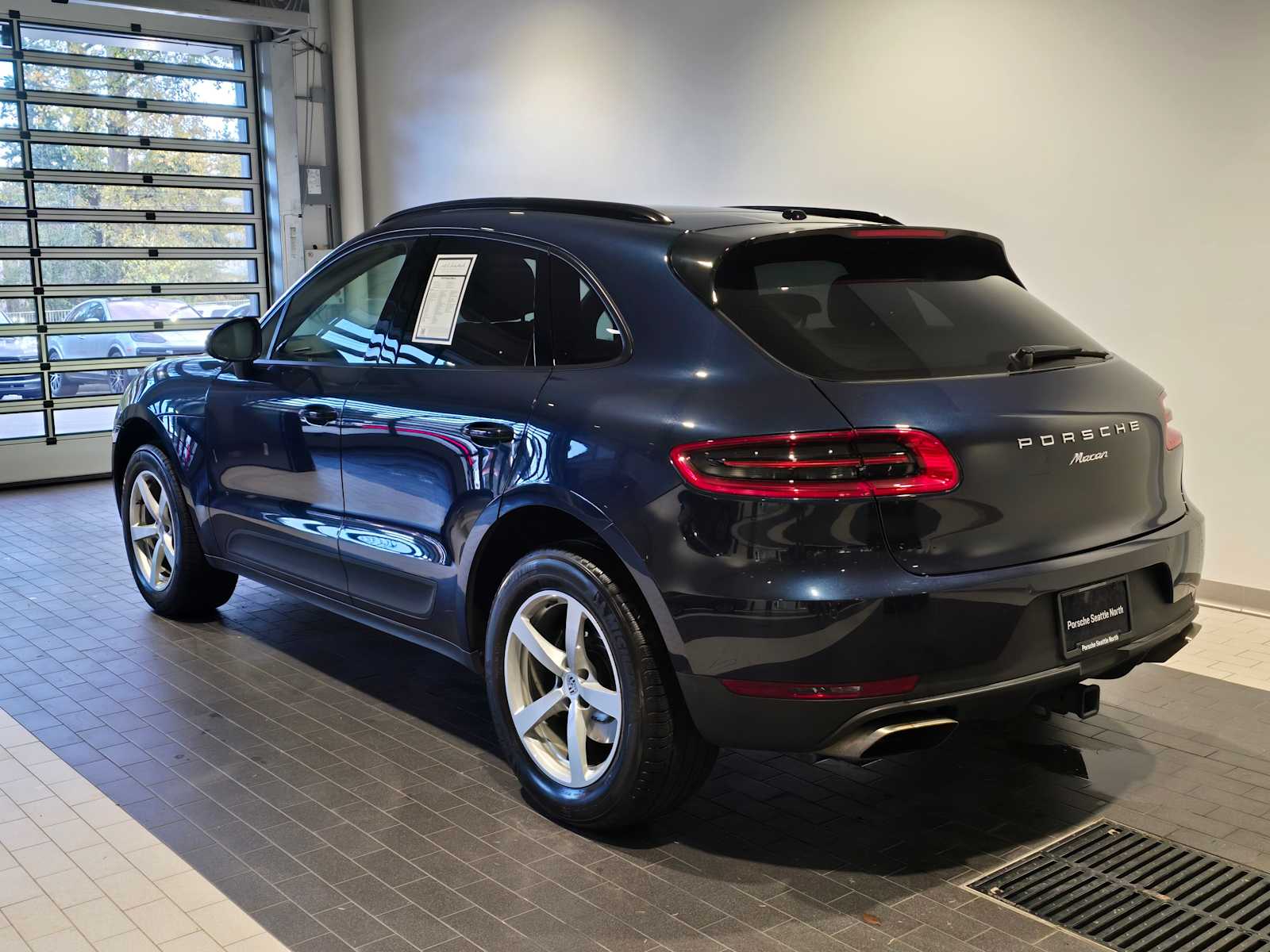 2018 Porsche Macan Base photo 2