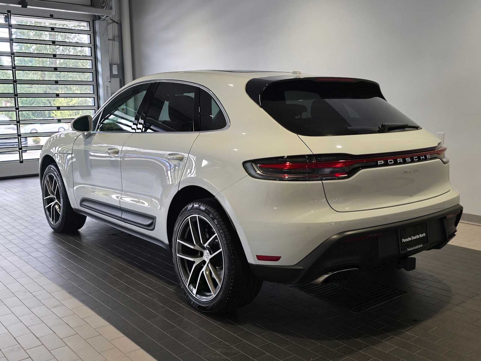 2024 Porsche Macan Base photo 3