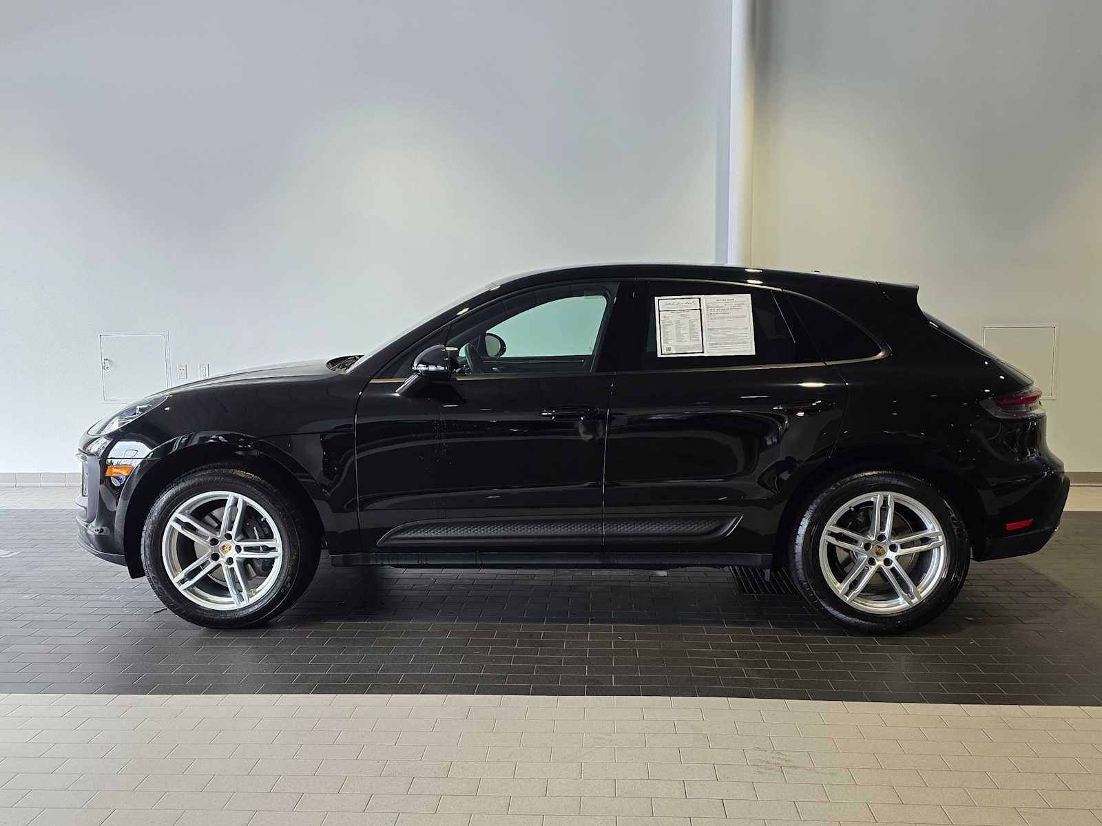 2025 Porsche Macan Base photo 2